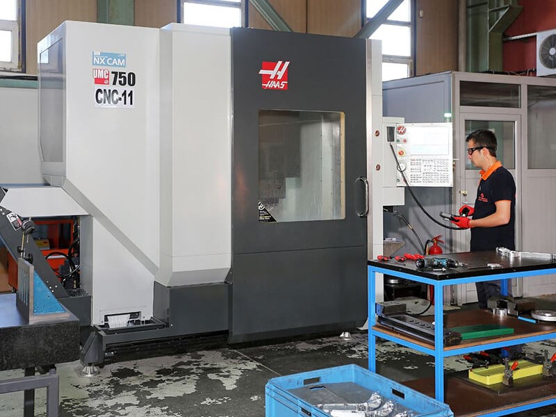 HAAS UMC 750 CNC MACHINE
