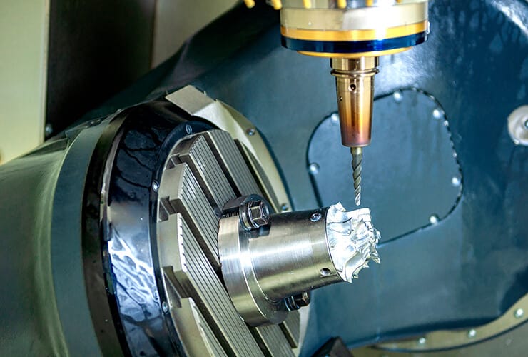 De 5-assige CNC-freesmachine die aluminium snijdt